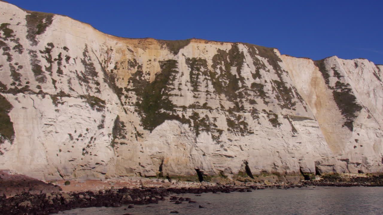 Ripresa panoramica extra-ampia delle scogliere bianche di Dover al Sapphire Hoe Country Park, mare