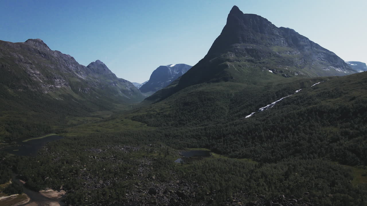 vista panorámica de la montaña puntiaguda y el lago en el valle de innerdalen, noruega - toma aérea de drones