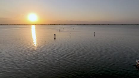 El-Barco-Zarpa-Al-Amanecer,-Melbourne-Florida-Marina