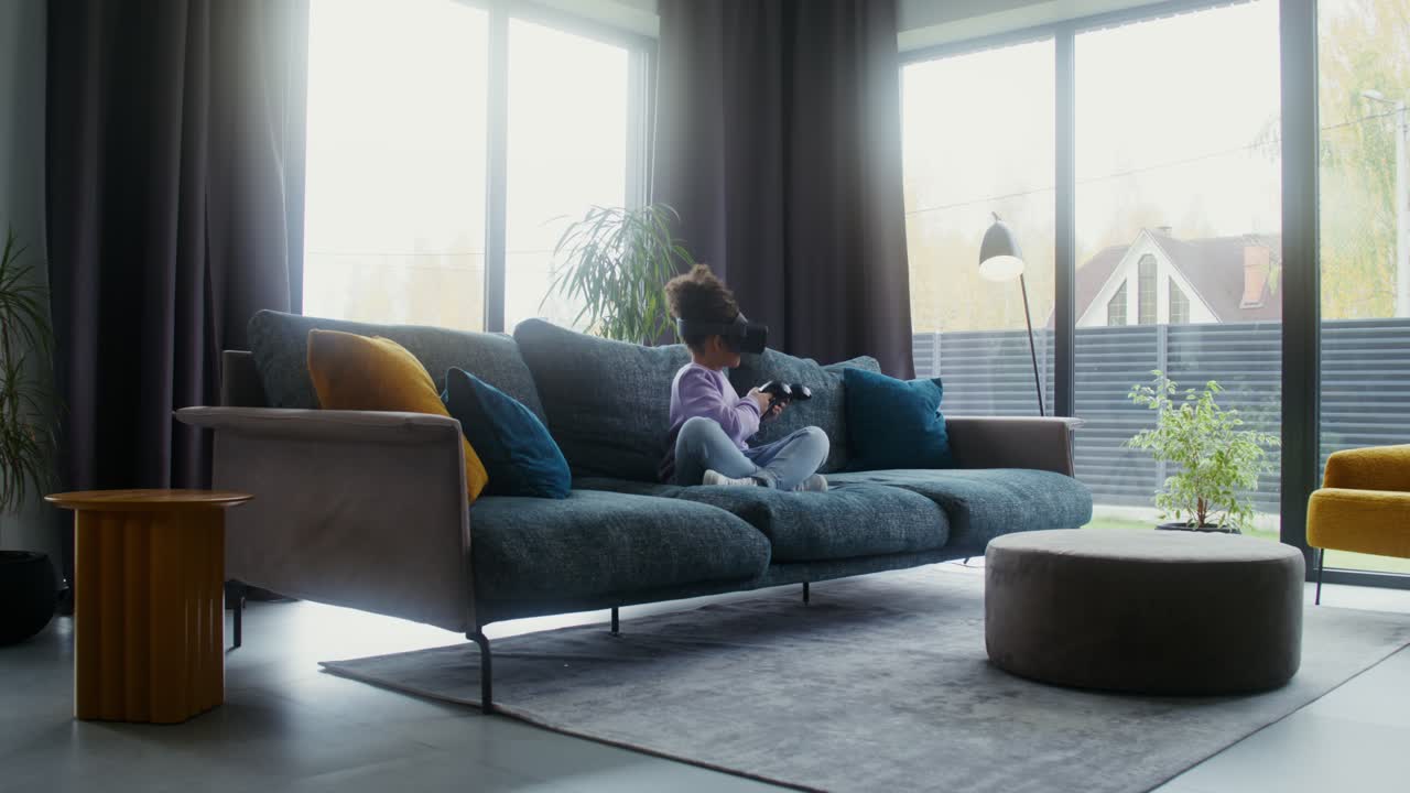 Ragazza che utilizza un visore VR in soggiorno