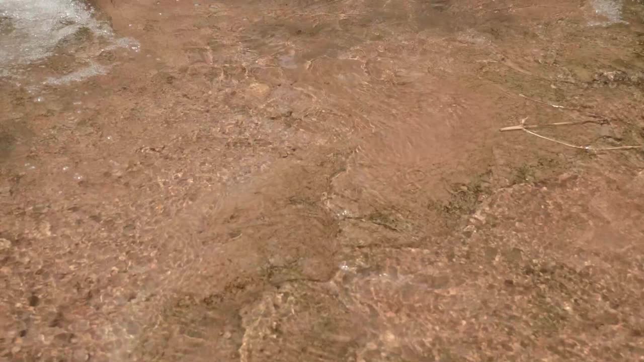 cascada en la naturaleza de la montaña a cámara lenta con arroyo y fresco en tailandia