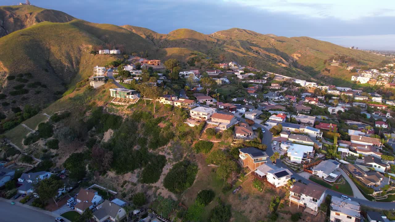 벤추라, 캘리포니아에 있는 언덕 위의 커뮤니티 동네에 좋은 공중