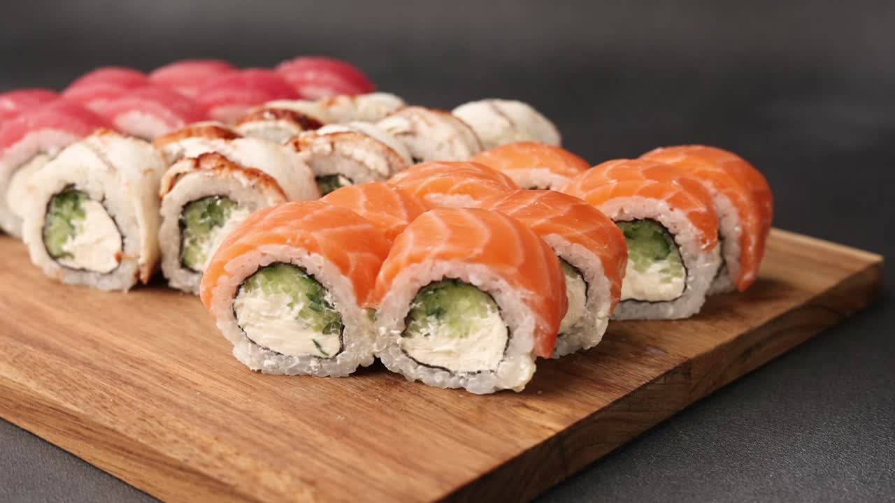 variedad de rollos de sushi