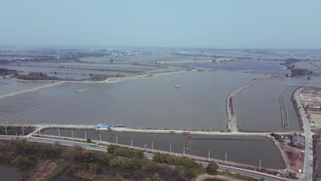 Vista-Panorámica-Aérea-Del-Lago-Salado-Del-Mar-En-Tailandia