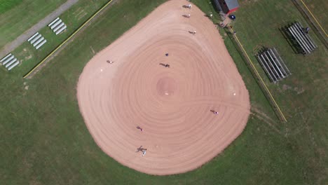 Vista-Aérea-De-Arriba-Hacia-Abajo-Campo-De-Softbol-O-Diamante-Con-Gente-Practicando-Deporte