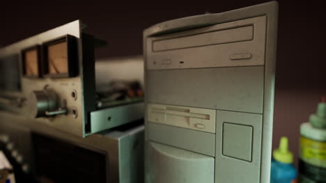 computadoras retro antiguas y otros dispositivos