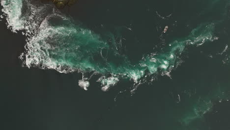 barco turístico en viaje cerca de la poderosa corriente de marea de saltstraumen cerca de bodo