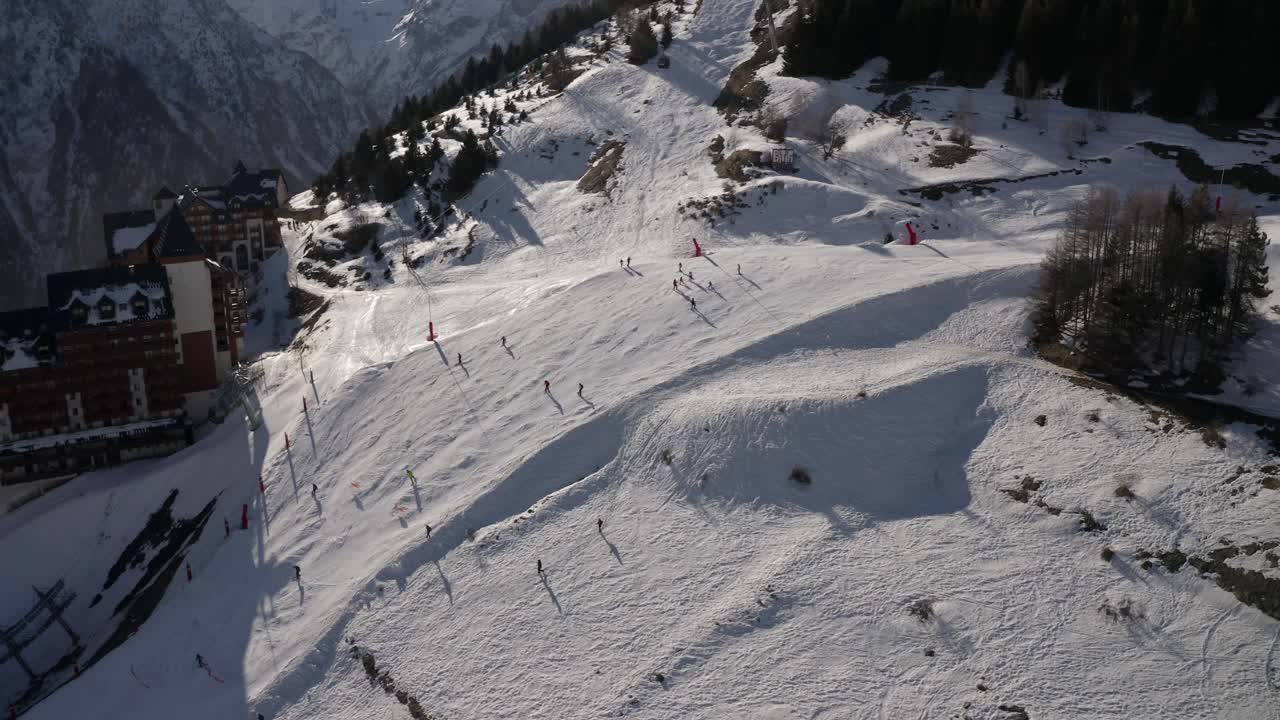 vista aérea de drones de esquiadores esquiando en una ladera en las montañas durante el invierno