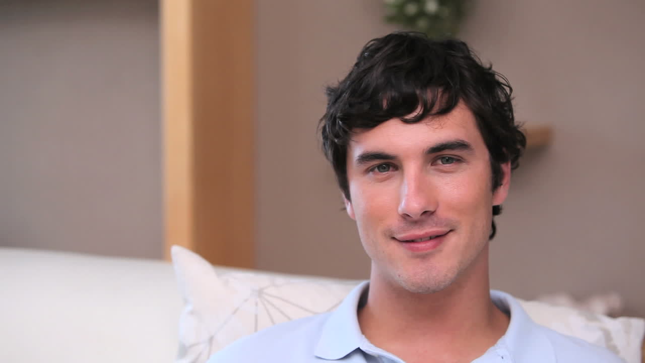 웃는 남자가 머리를 움직인다