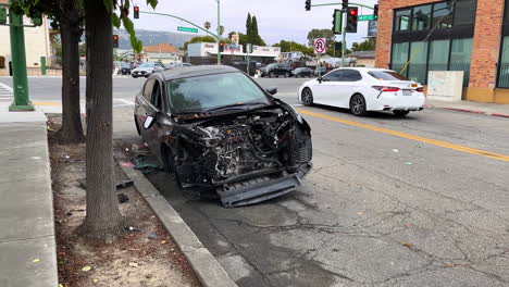 sedán robado, destrozado y vandalizado en las calles de oakland, california