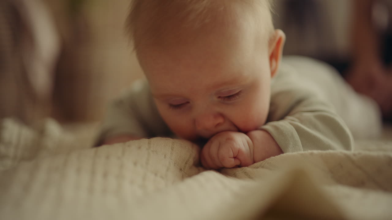 Baby ligger på magen