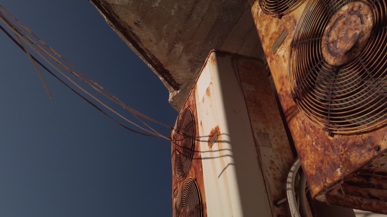 viejo aire acondicionado oxidado al aire libre unidad girando en cámara lenta. cerrar