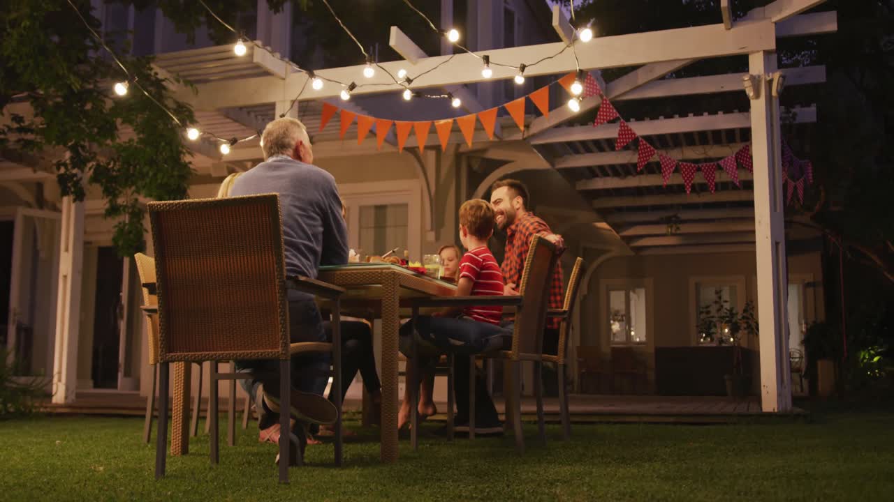 3세대 가족이 야외에서 점심을 즐기고 있습니다.