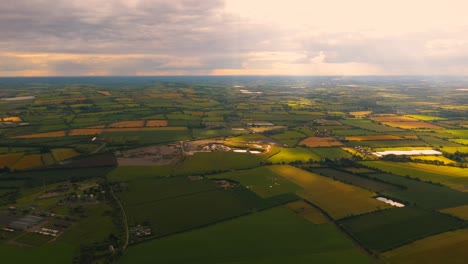 Campos-De-Vista-Aérea-De-Día-Soleado-En-Las-Montañas-De-Wicklow