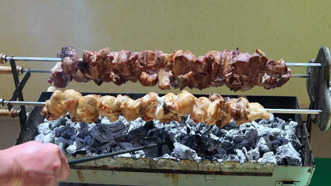 Primo piano di carbone che viene riscaldato e preparato per la cottura al barbecue. Fiamme e braci ardenti che generano calore, mostrando la fase di preparazione essenziale prima che inizi la grigliata