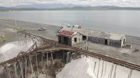 Drone-flight-backwards-highlighting-at-the-top-the-salt-deposit