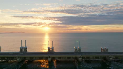 Dynamische-Drohnenaufnahme-Des-Sturmflutwehrs-Oosterschelde-Bei-Sonnenuntergang