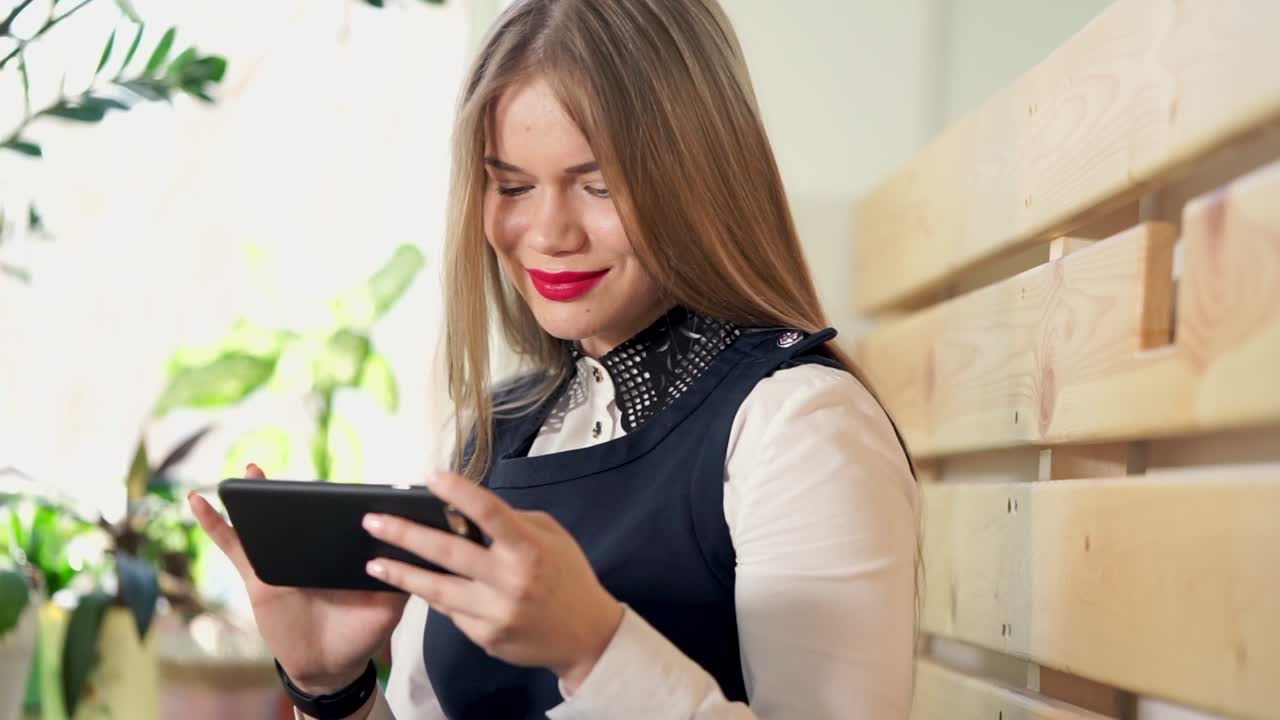 женщина использует смартфон