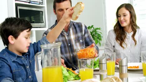 familia comiendo juntos una comida saludable en casa