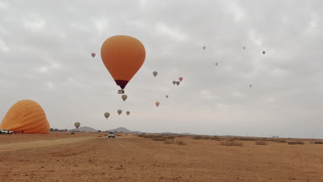 vista panorámica de una excursión en globo de aire caliente sobre marrakech en marruecos, áfrica del norte