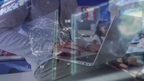 animación del globo y procesamiento de datos sobre profesor caucásico con computadora portátil.