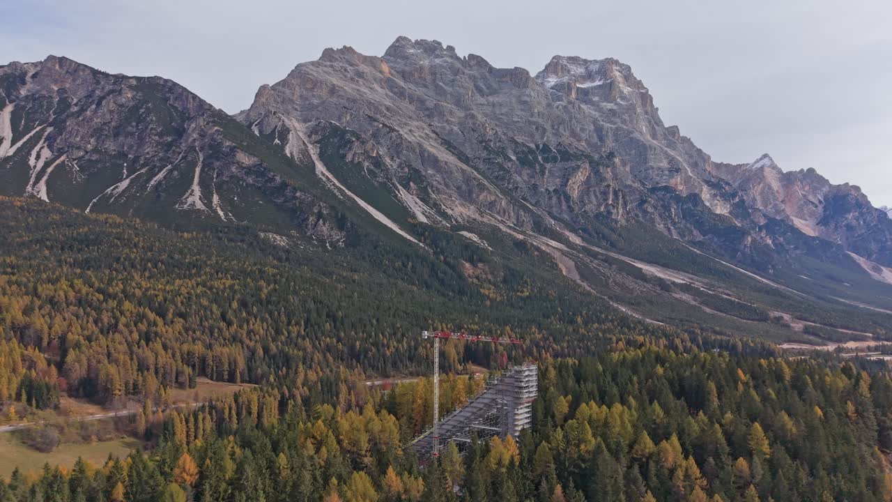 Luftfoto af byggekran til skihop i Cortina d’Ampezzo, Dolomitterne