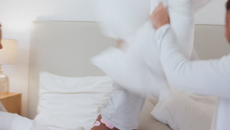 dormitorio, pelea de almohadas y niño con padres
