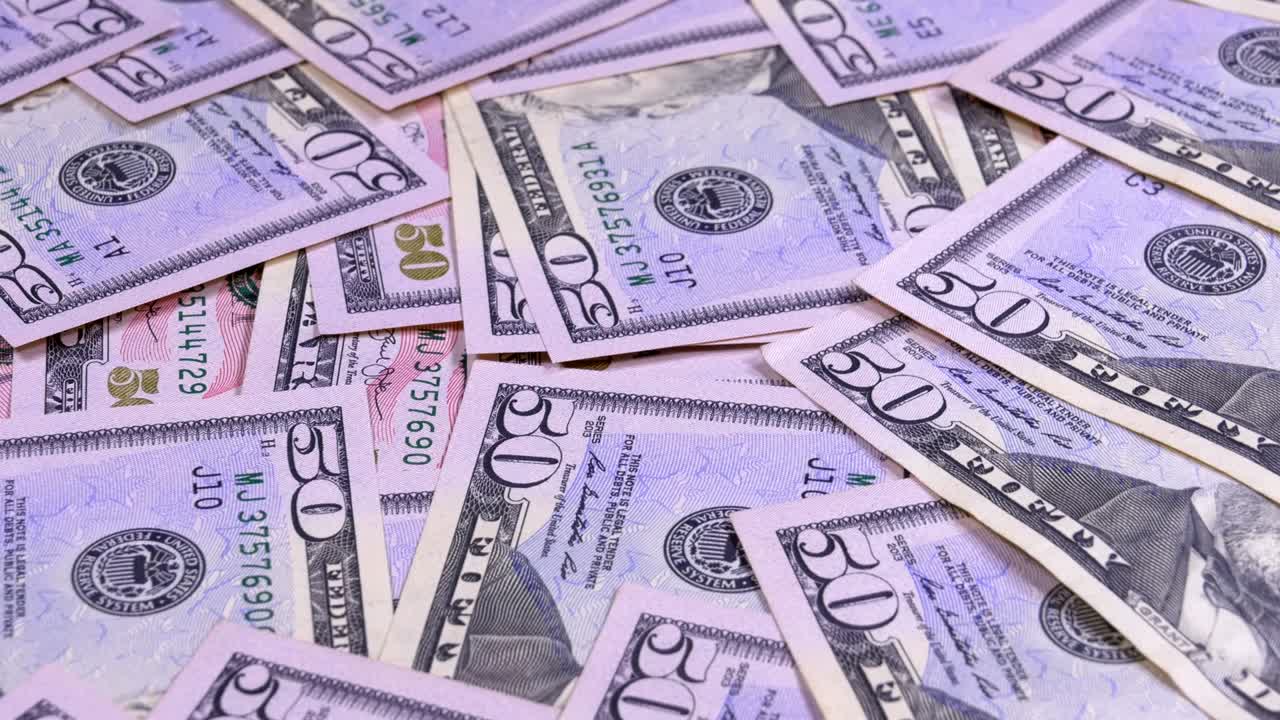 Dönen 50 Dolar Değerindeki Amerikan Banknotlarının Arka Planı.