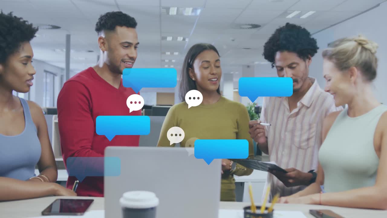animación de los iconos de burbujas de habla sobre diversas personas de negocios.