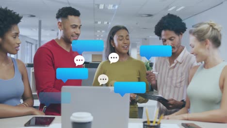 Animation-Von-Sprechblasen-Symbolen-über-Verschiedenen-Geschäftsleuten