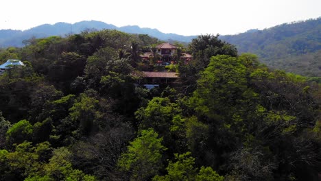 disparo de drones bajando de un resort en tamarindo costa rica, los altos de eros