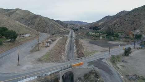 Levantándose-Sobre-Vías-De-Tren-Vacías-En-Soledad,-California