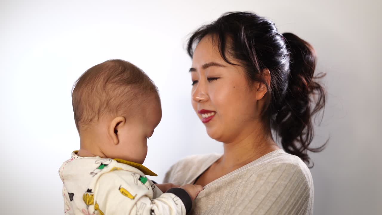 중국인 어머니는 혼혈 아기를 안고 위로합니다.