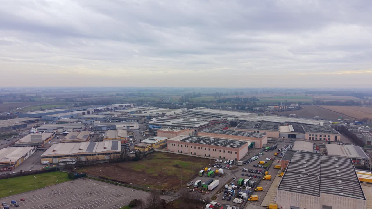 Vista aerea di magazzini e fabbriche in zona industriale