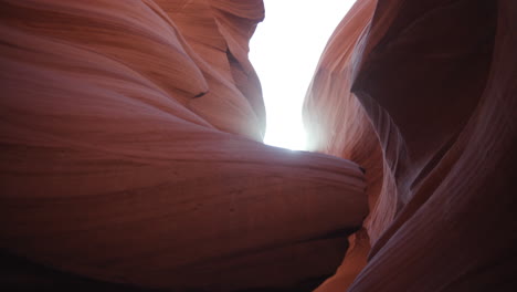Medium-shot-of-Sun-beams-in-antelope-canyon-in-Arizona