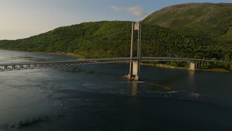 vista panorámica aérea del tráfico en el puente colgante de efjord, noruega