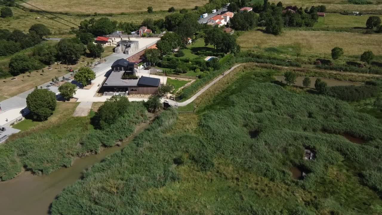 Ilmakuva siirrosillan matkamuistomyymälästä ja baariravintolasta, Rochefort-sur-Mer, Ranska.