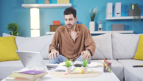 un joven nervioso y preocupado que no se siente bien en casa.