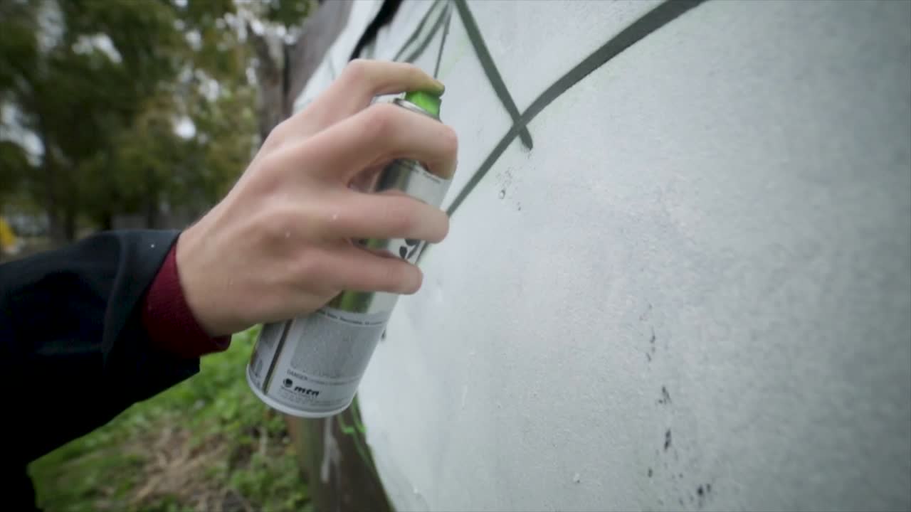 artista de graffiti en el trabajo