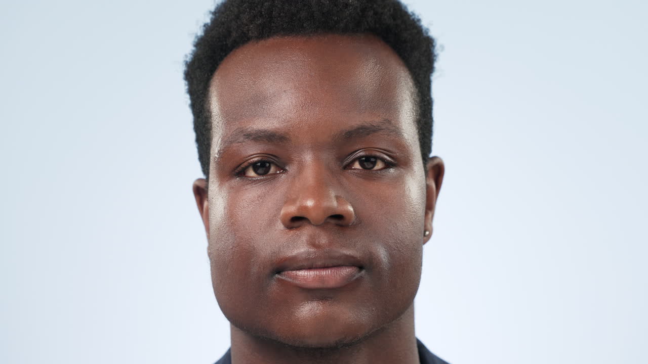 wow, sorpresa y cara de un hombre negro en un estudio