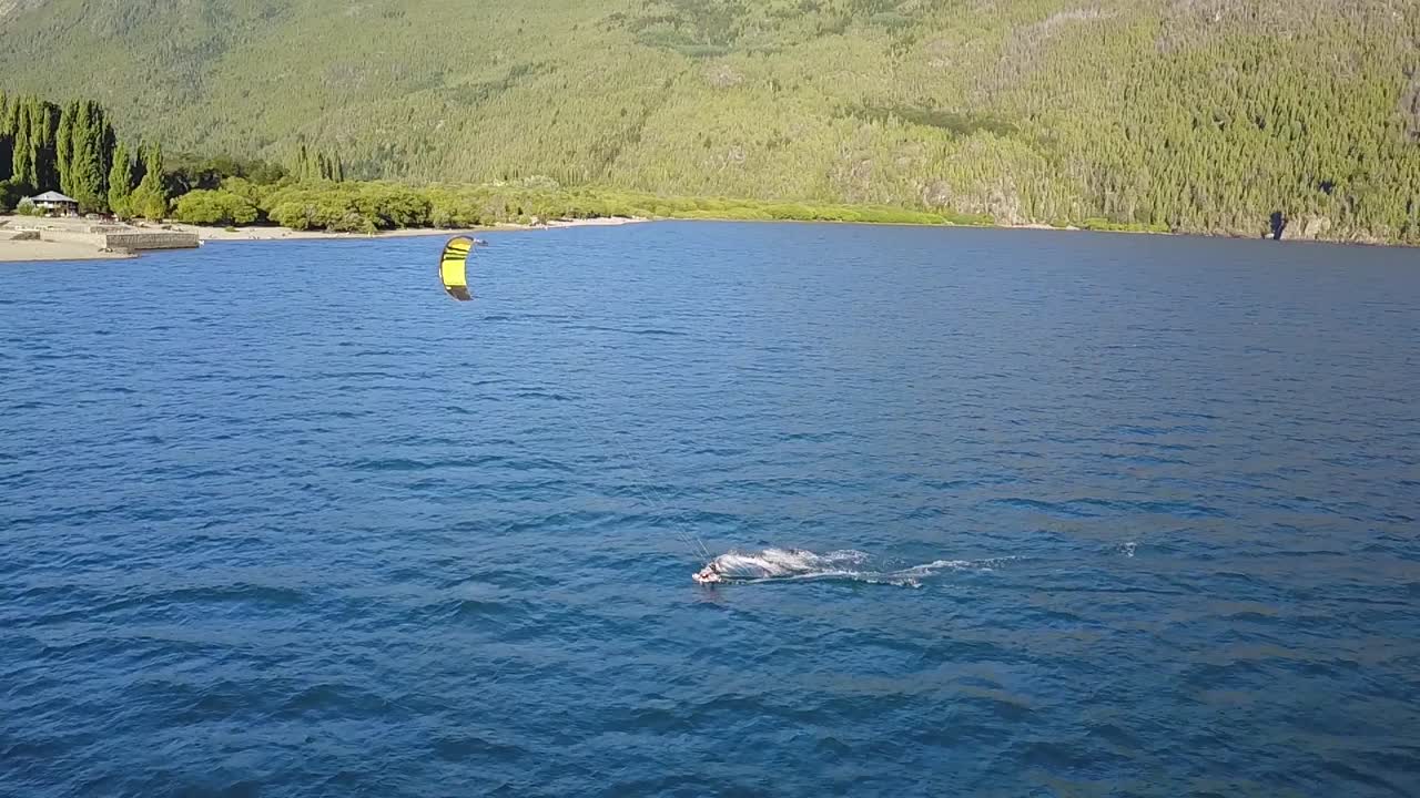 아르헨티나 파타고니아의 푸엘로 호수에서 카이트 서핑을 연습하는 사람의 공중 느린 동작