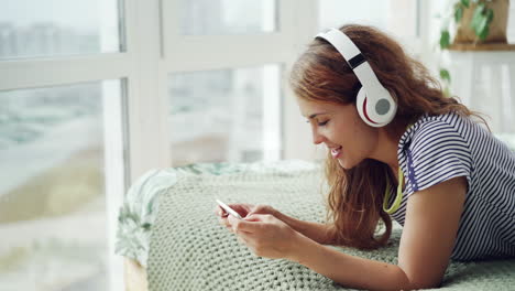 mujer relajándose con auriculares y teléfono