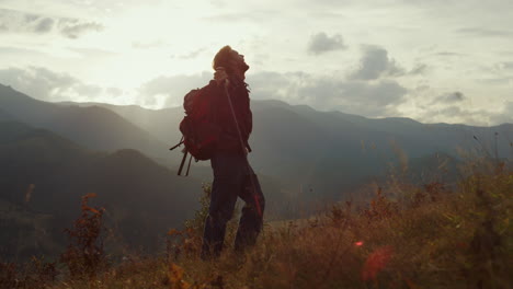 Kostenloser-Rucksacktourist-Genießt-Die-Berglandschaft.-Fröhlicher-Tourist-Entspannt-Sich-In-Der-Morgennatur