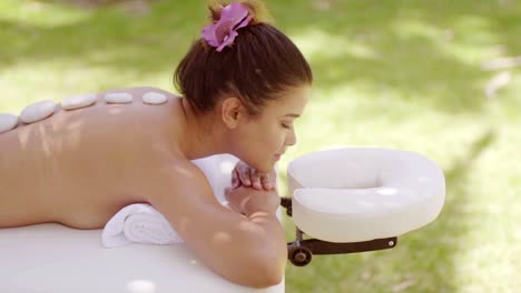 Mujer-Joven-Relajada-Con-Una-Flor-En-El-Pelo.