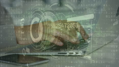 animación de escáner redondo, procesamiento de datos y codificación binaria sobre la sección media de un hombre que usa una computadora portátil