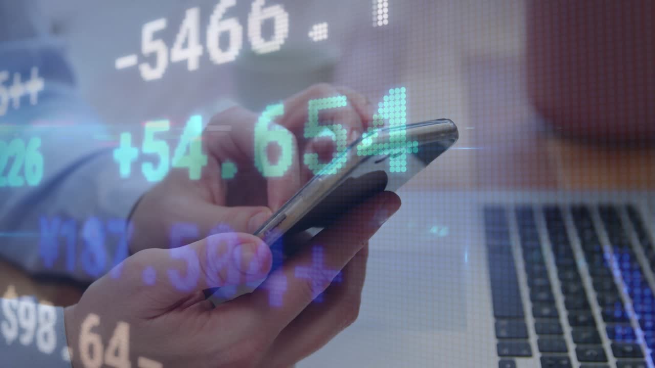 Render 3D que muestra manos tocando un smartphone mientras datos financieros translúcidos flotan sobre un teclado