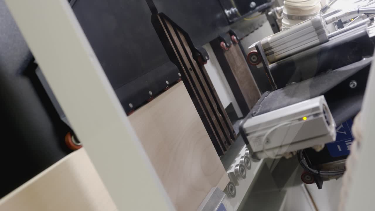 자동화 된 기계에서 목재 패널 처리