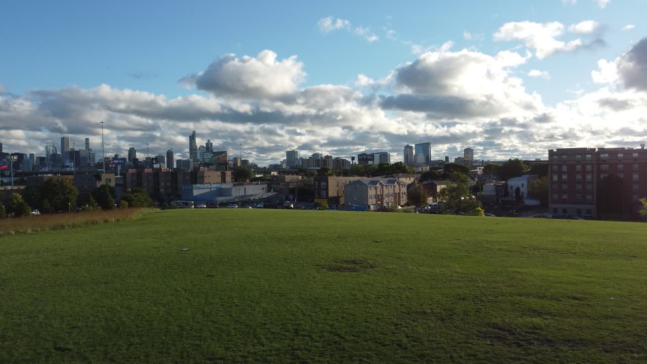 시카고의 웅장함은 숨막히는 공중 관점에서 볼 수 있습니다.