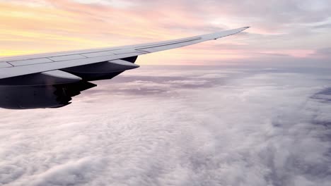 avión al atardecer sobre la formación de tormentas con aspecto de huracán