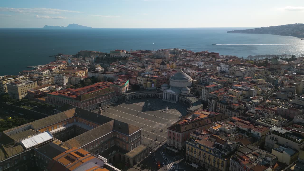 피아차 델 플레비시토 (piazza del plebiscito) 위의 영화 상영.
